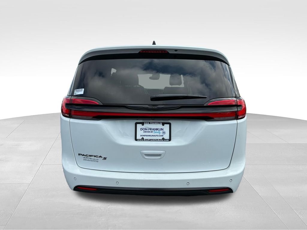 Used 2023 White Chrysler Touring L image 3