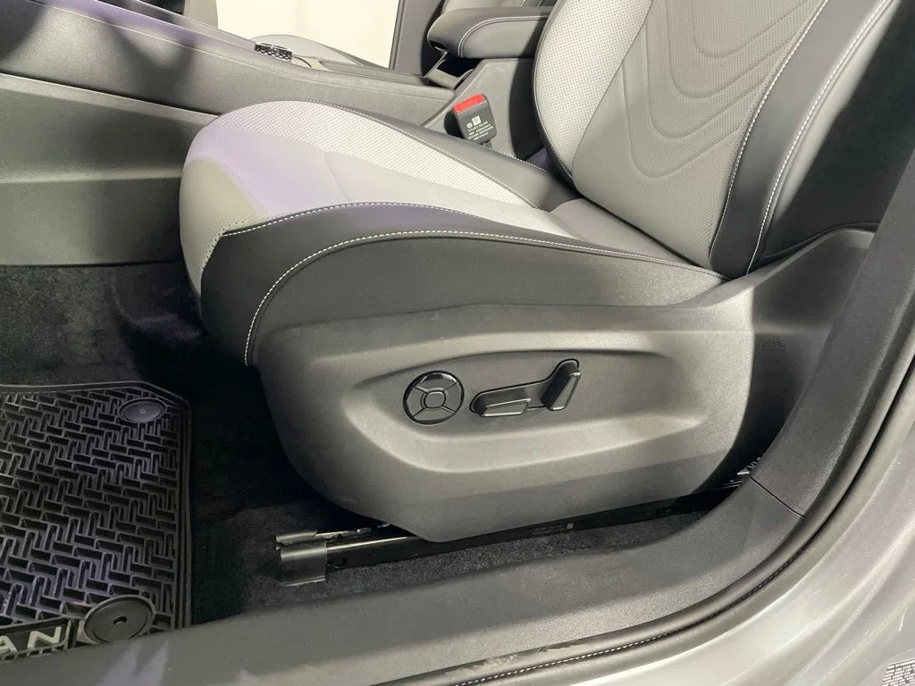 2026 Volkswagen Tiguan SE - Photo 11