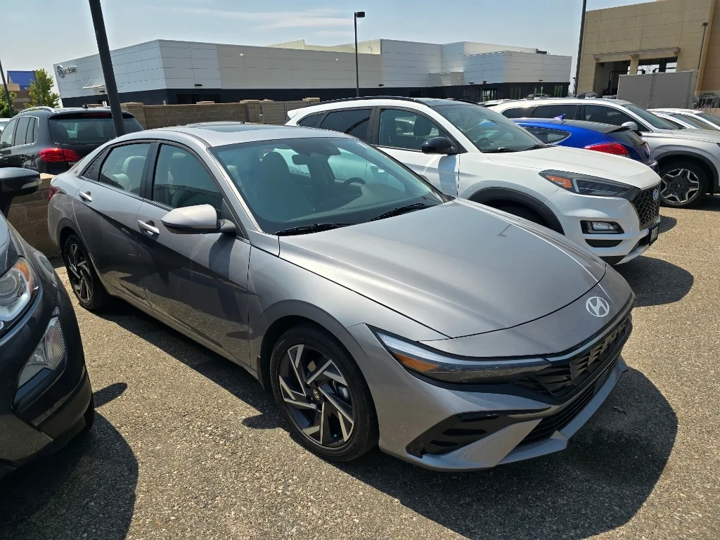 Used 2025 Fluid Metal Hyundai Limited image 5