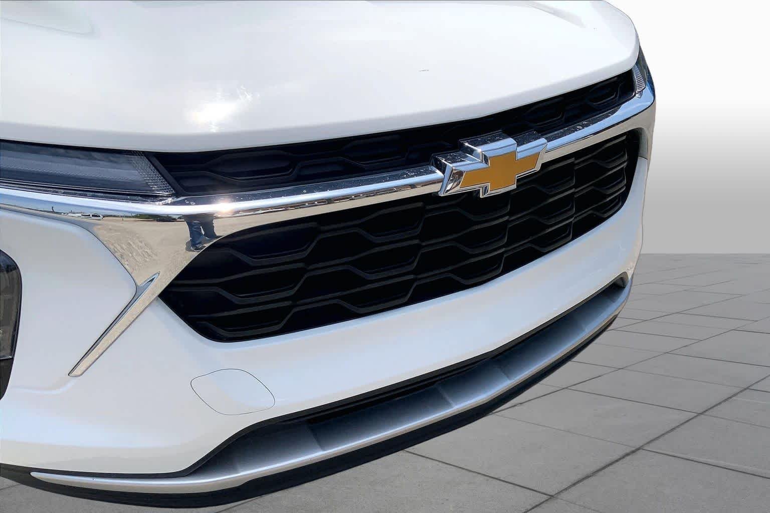Used 2025 Summit White Chevrolet LT image 30