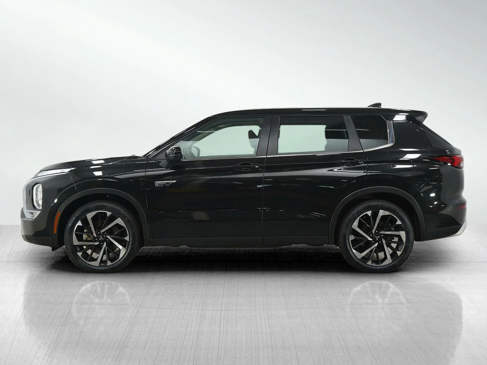 Used 2023 Mitsubishi Outlander Plug-In Hybrid SE with VIN JA4T5UA96PZ036956 for sale in Wayzata, Minnesota