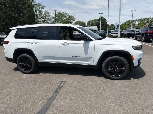 Used 2025 White Jeep Limited image 3