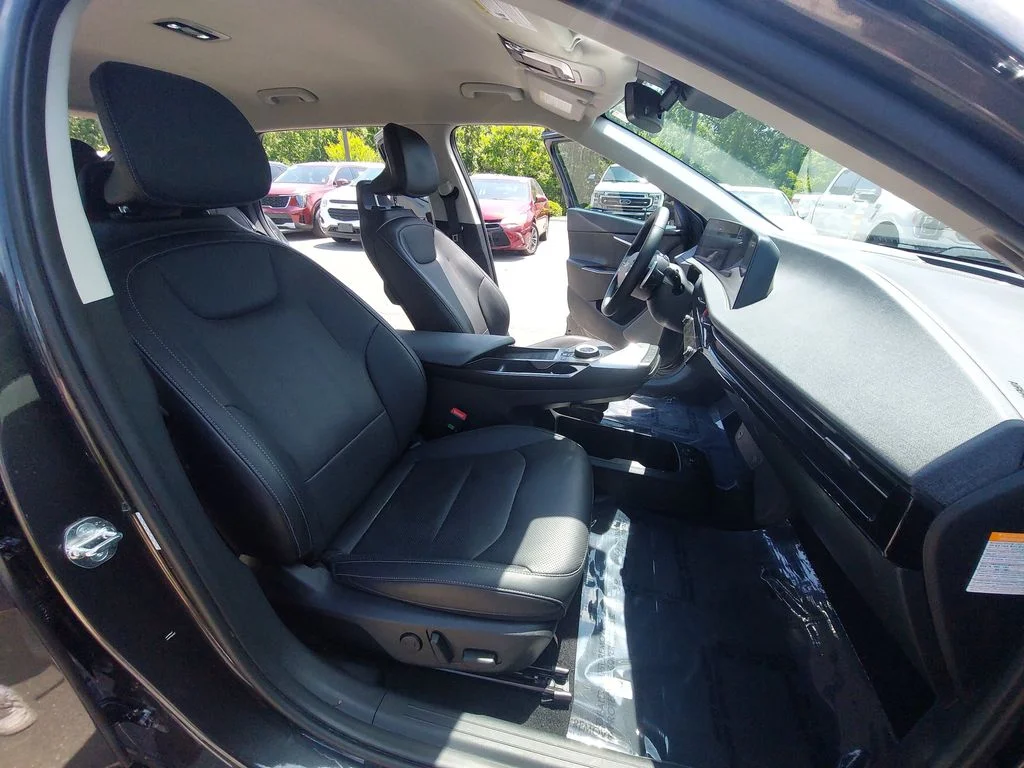 Used 2023 Gray Kia Wind image 10