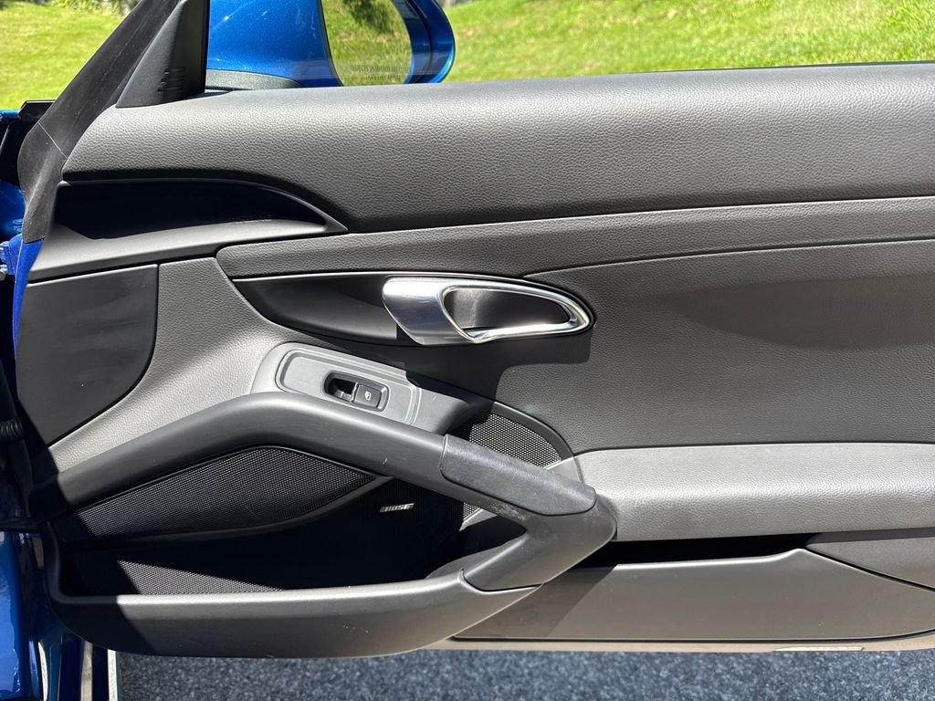 Used 2017  Porsche Base image 22