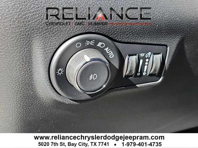 New 2026 Bright White Clearcoat Jeep Latitude image 18