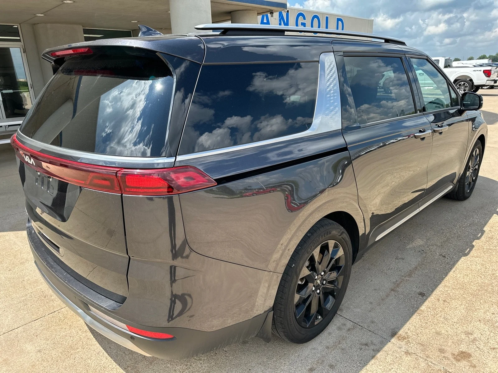 Used 2024 Metal Kia SX image 3