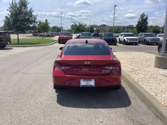 Used 2023 Scarlet Red Hyundai Blue image 4