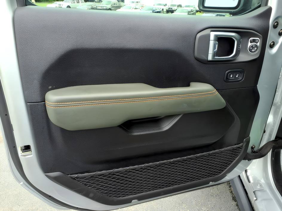 Used 2024 Silver Zynith Clearcoat Jeep Mojave X image 16