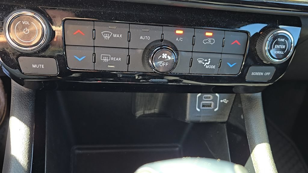Used 2025 Red Hot Pearlcoat Jeep Trailhawk image 19