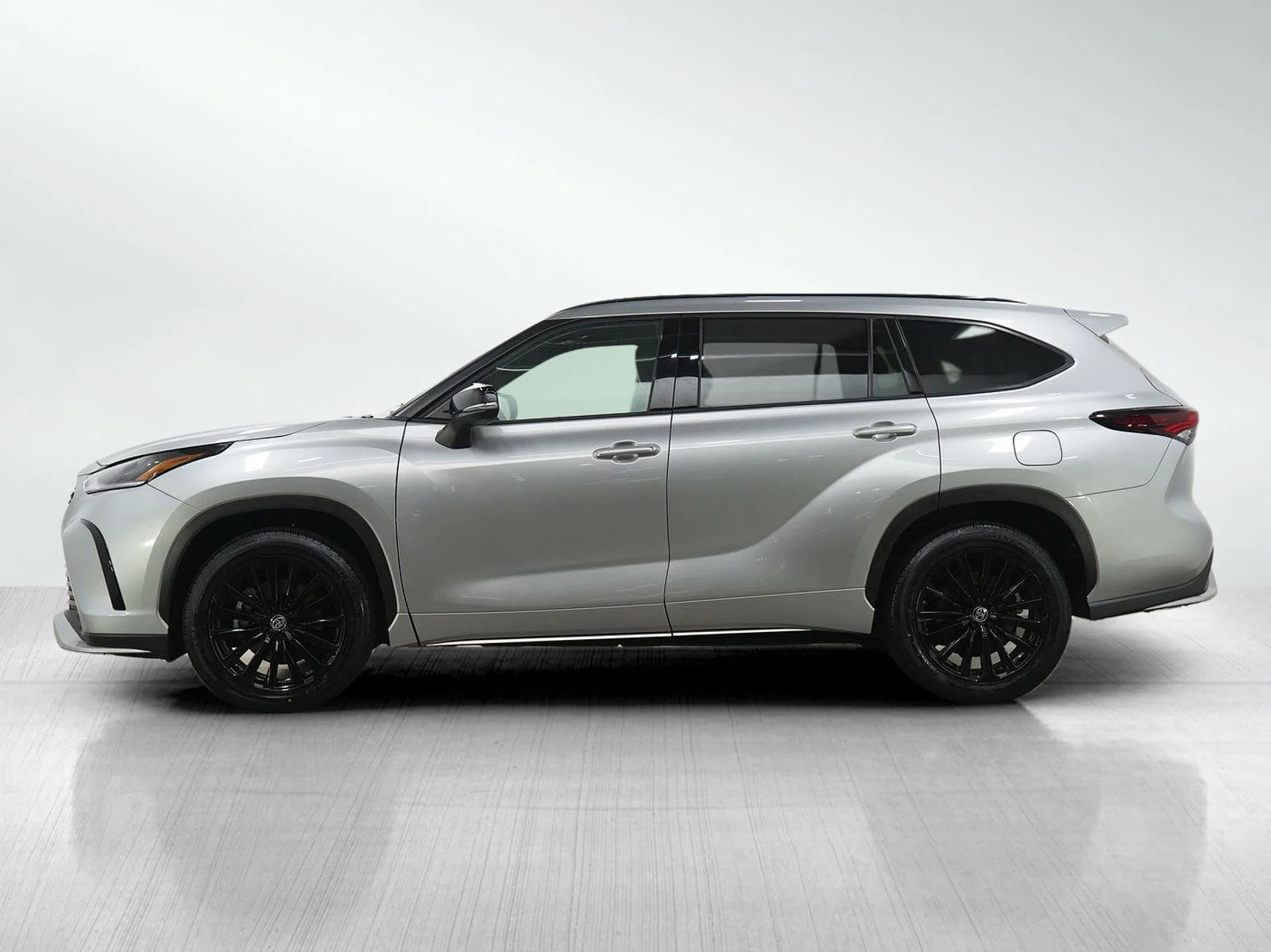 Used 2025 Toyota Highlander XSE with VIN 5TDKDRBH5SS578244 for sale in Burnsville, Minnesota
