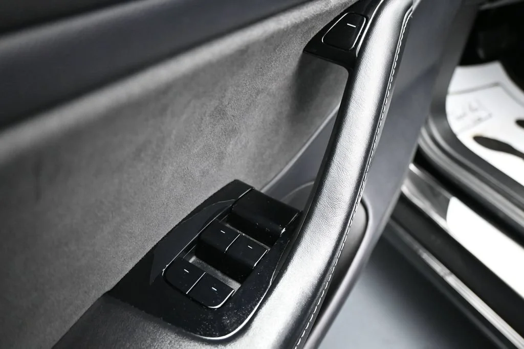 Used 2019  Tesla Standard Range Plus image 11