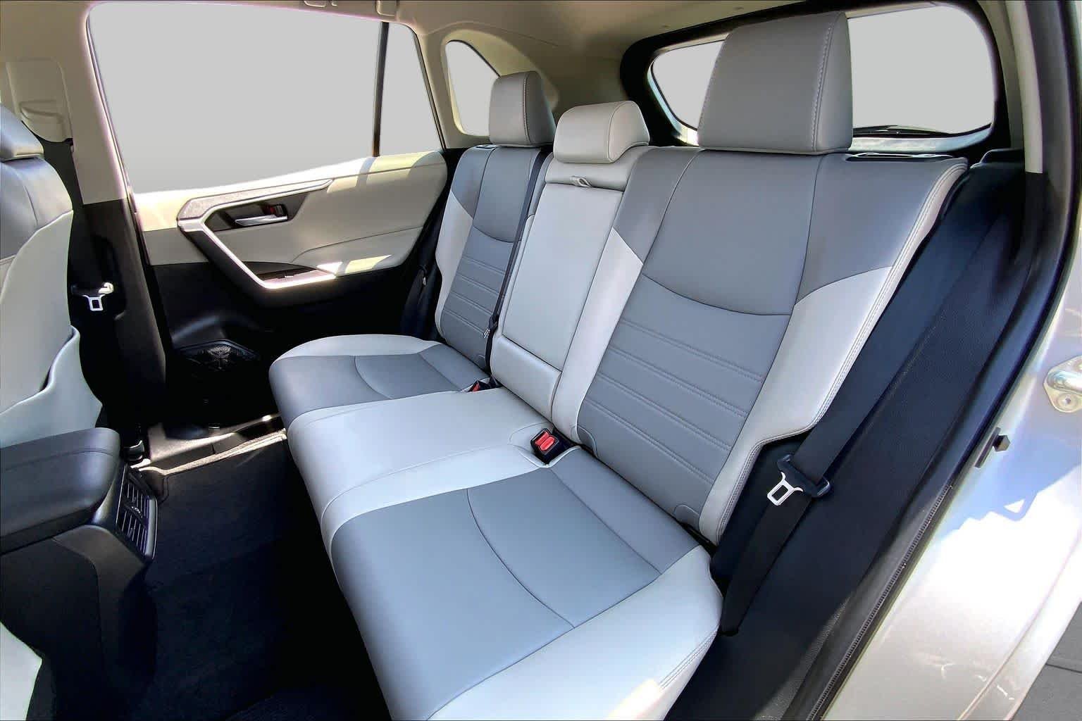 Used 2022 Silver Sky Metallic Toyota XLE Premium image 20