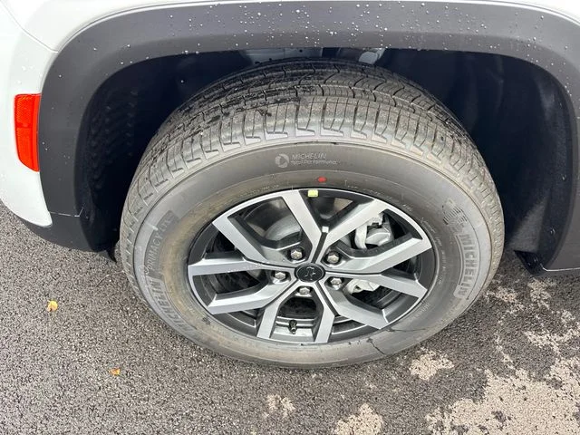 New 2027 White/off-white Jeep Laredo X image 33