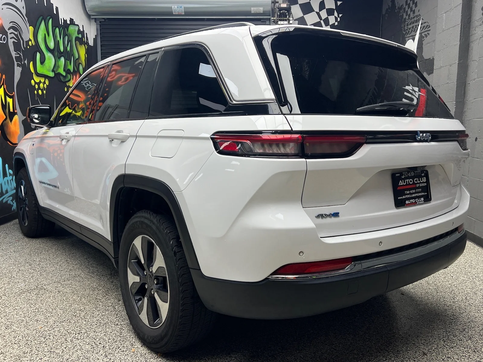 Used 2024 Bright White Clear Coat (pw7) Jeep 4xe image 4