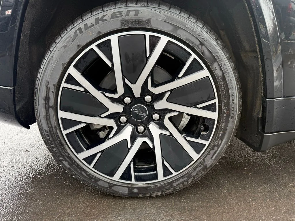 New 2025 Diamond Black Crystal Pearl-Coat Exterior Paint Jeep Limited image 41