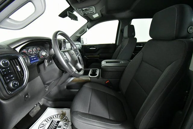 Used 2021  Chevrolet RST image 5