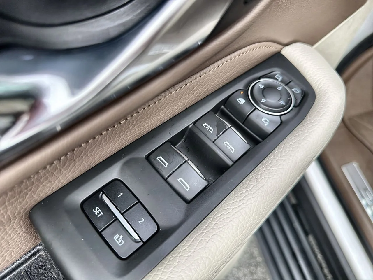 Used 2022 White Frost Tricoat GMC Denali image 19