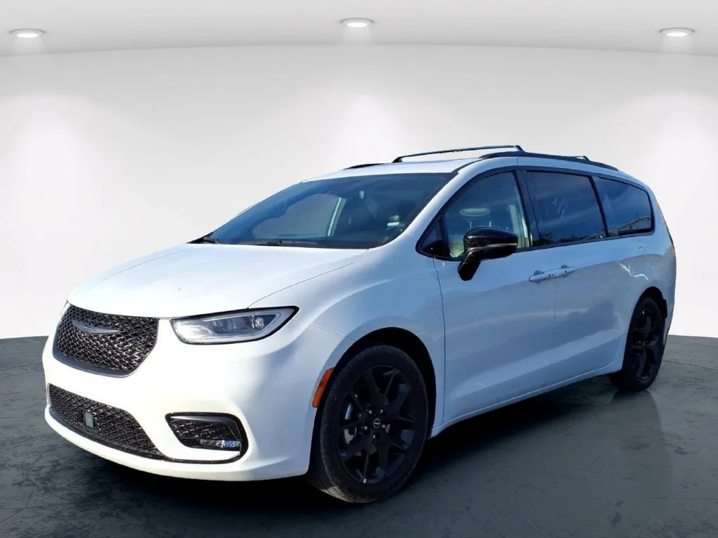 Used 2025 White Chrysler Limited image 2