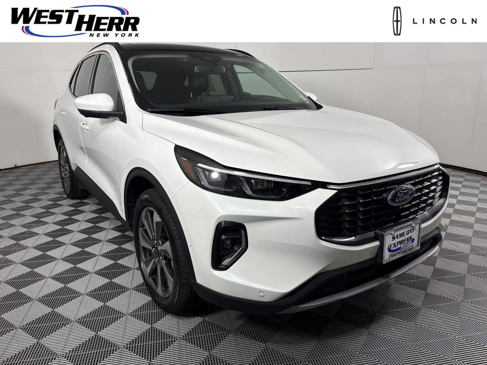 Used 2023 Star White Metallic Tri-Coat Ford Platinum image 1
