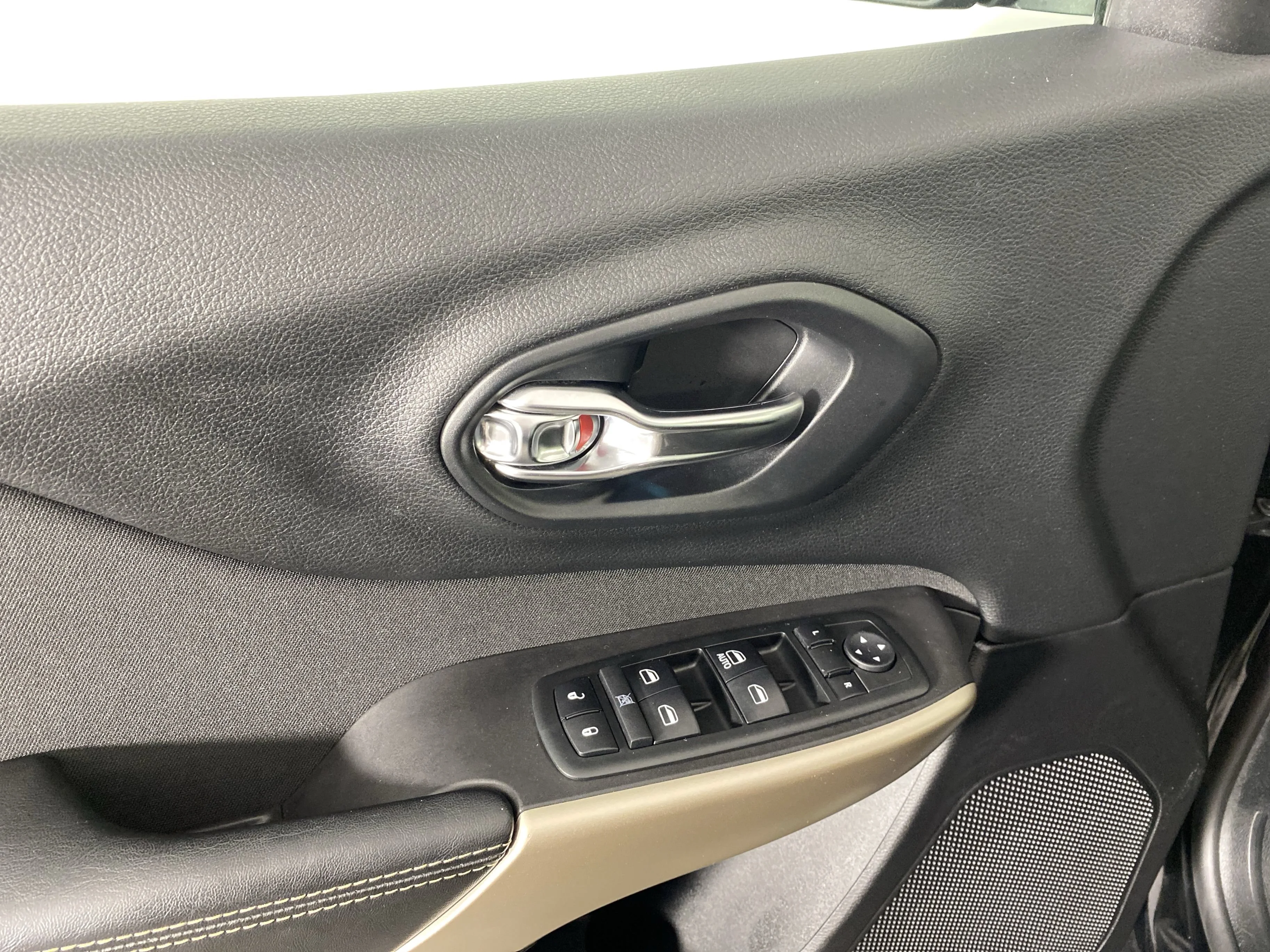 Used 2018 Diamond Black Crystal Pearlcoat Jeep Latitude image 13