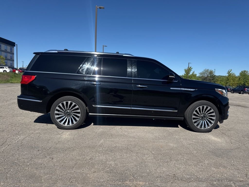 Used 2019 Black Metallic Lincoln Reserve image 2