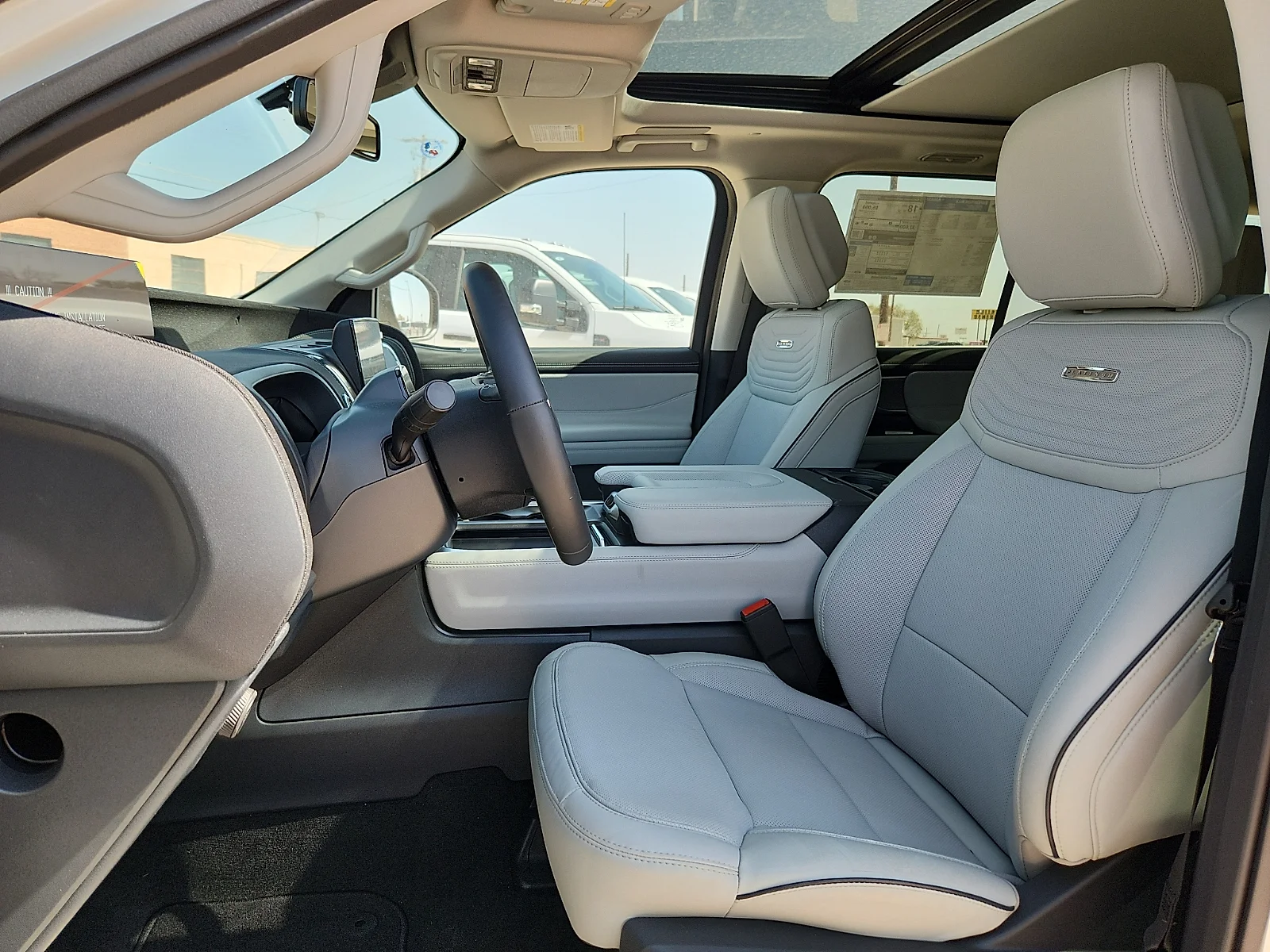 New 2027 Star White Metallic Tri-Coat Ford Platinum image 17