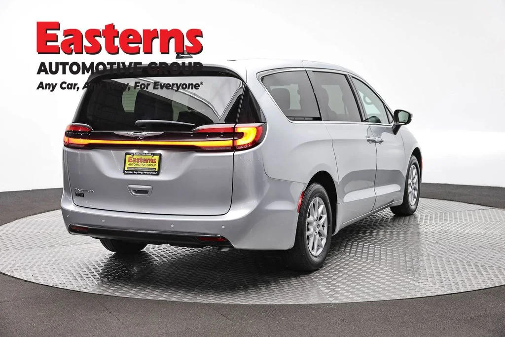 Used 2023 Silver Chrysler Touring L image 5