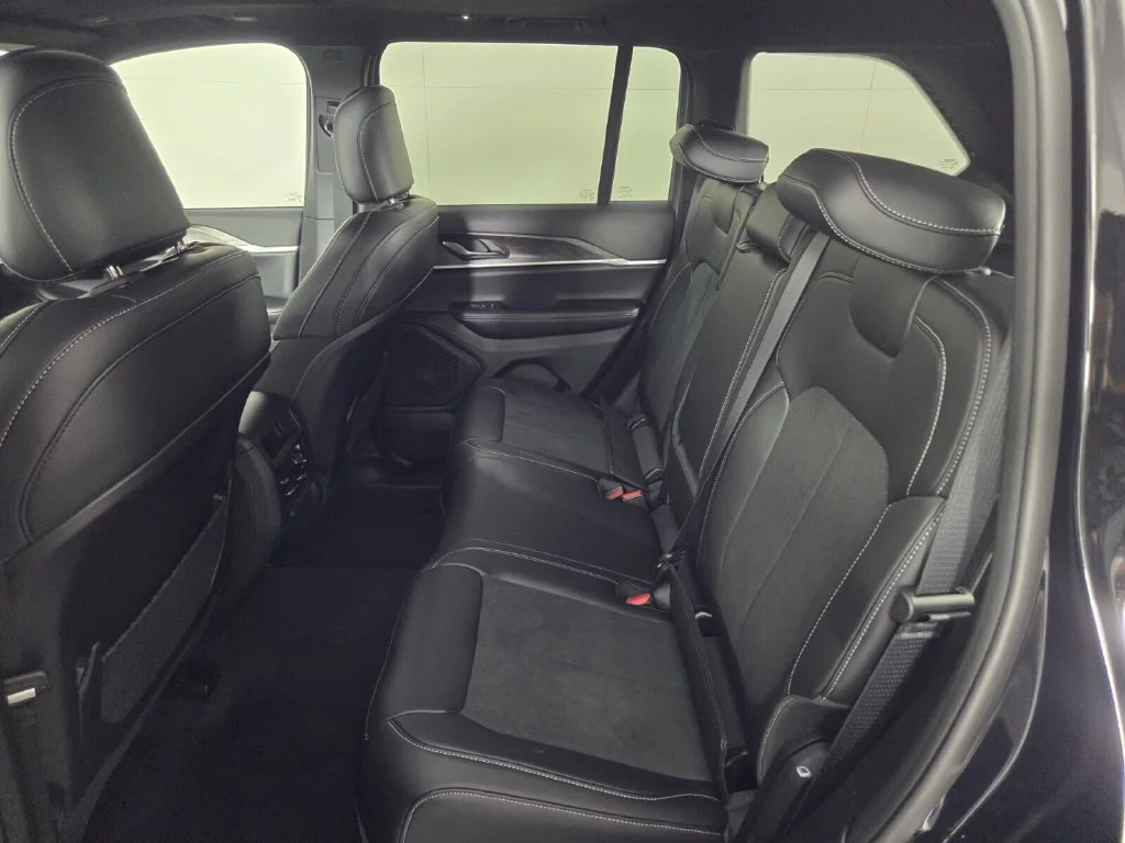 New 2026 Diamond Black Crystal Pearl-Coat Exterior Paint Jeep Laredo Altitude image 17