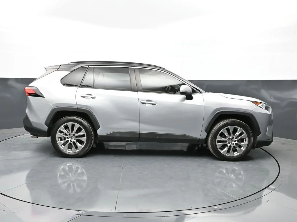 Used 2020 Silver Toyota XLE Premium image 4