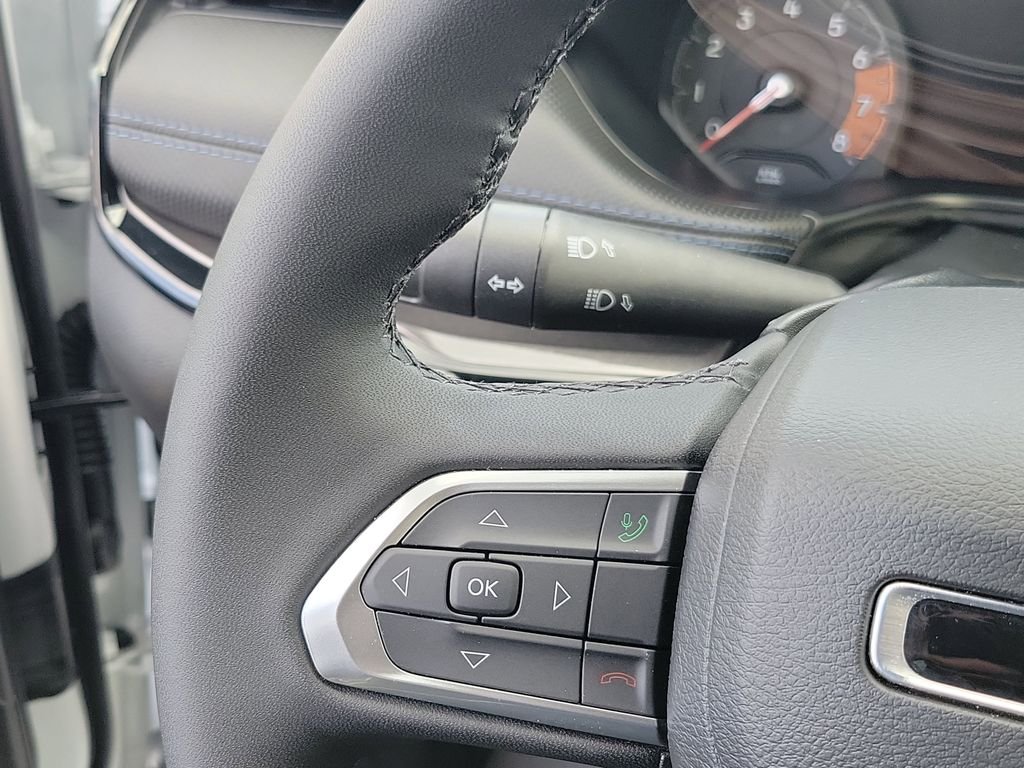New 2026 Bright White Clearcoat Jeep Latitude image 23