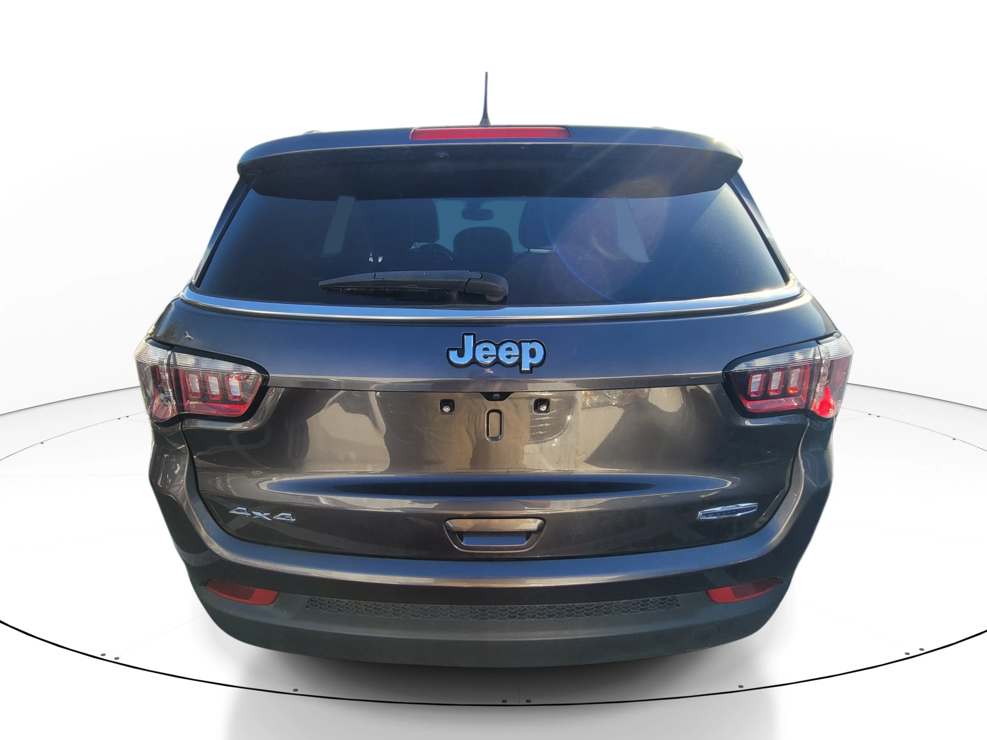 Used 2023 Granite Crystal Metallic Clearcoat Jeep Latitude image 5