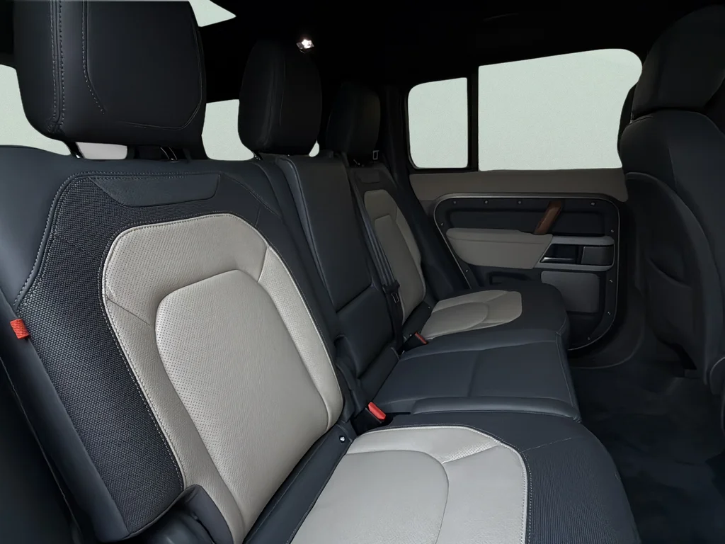 Used 2023 Gray Land Rover X-Dynamic SE image 21