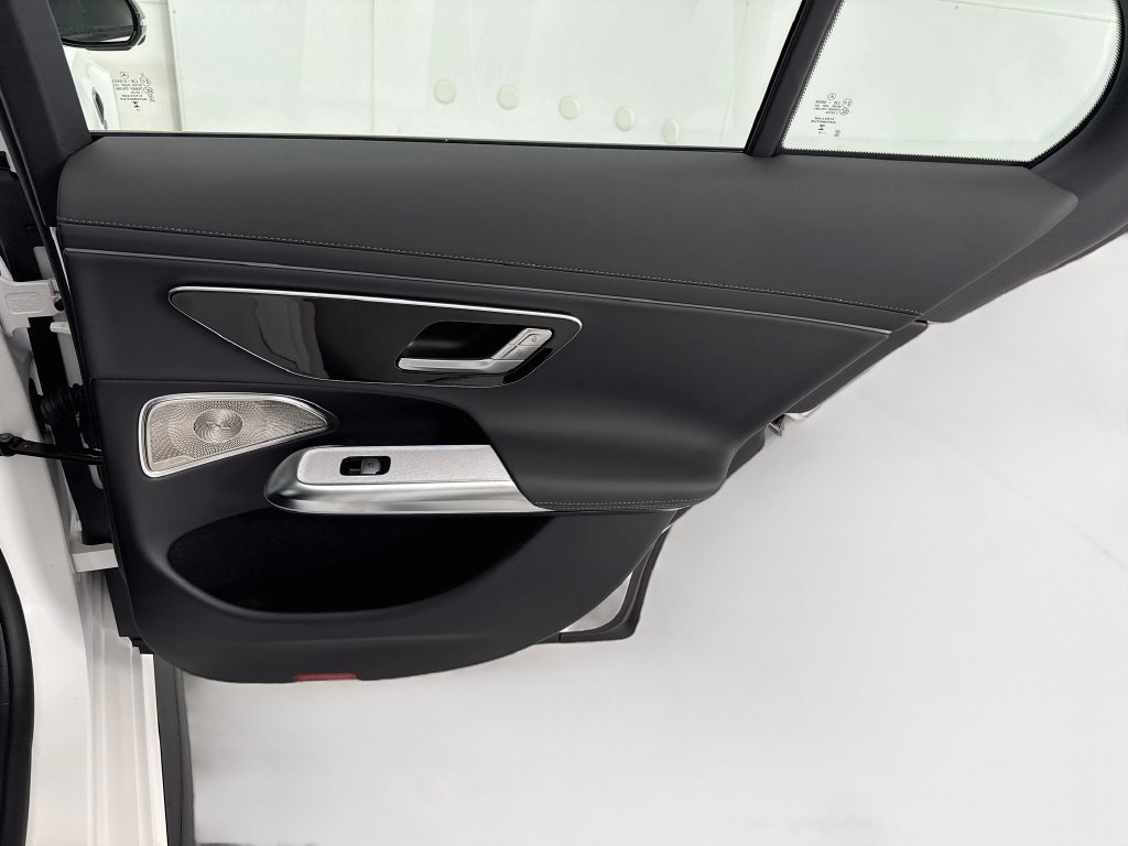 New 2027 MANUFAKTUR Moonlight White Magno Mercedes-Benz E 53 AMG® image 27
