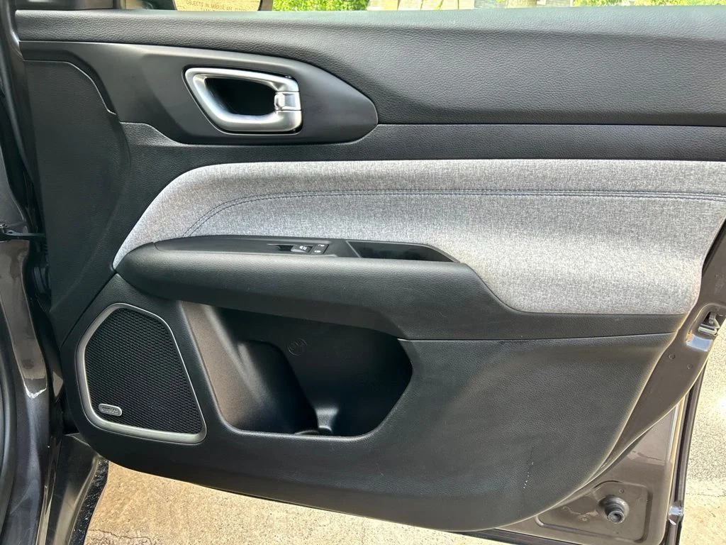 Used 2022 Gray Jeep Latitude image 25