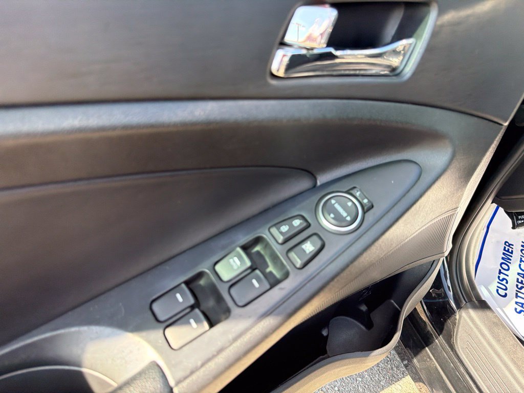 Used 2013 Black Hyundai SE image 12