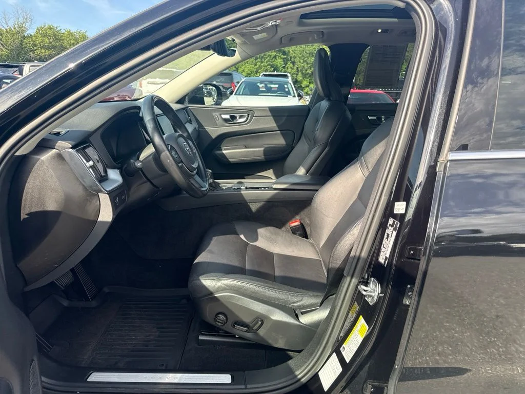 Used 2020 Black Volvo T5 Momentum image 5
