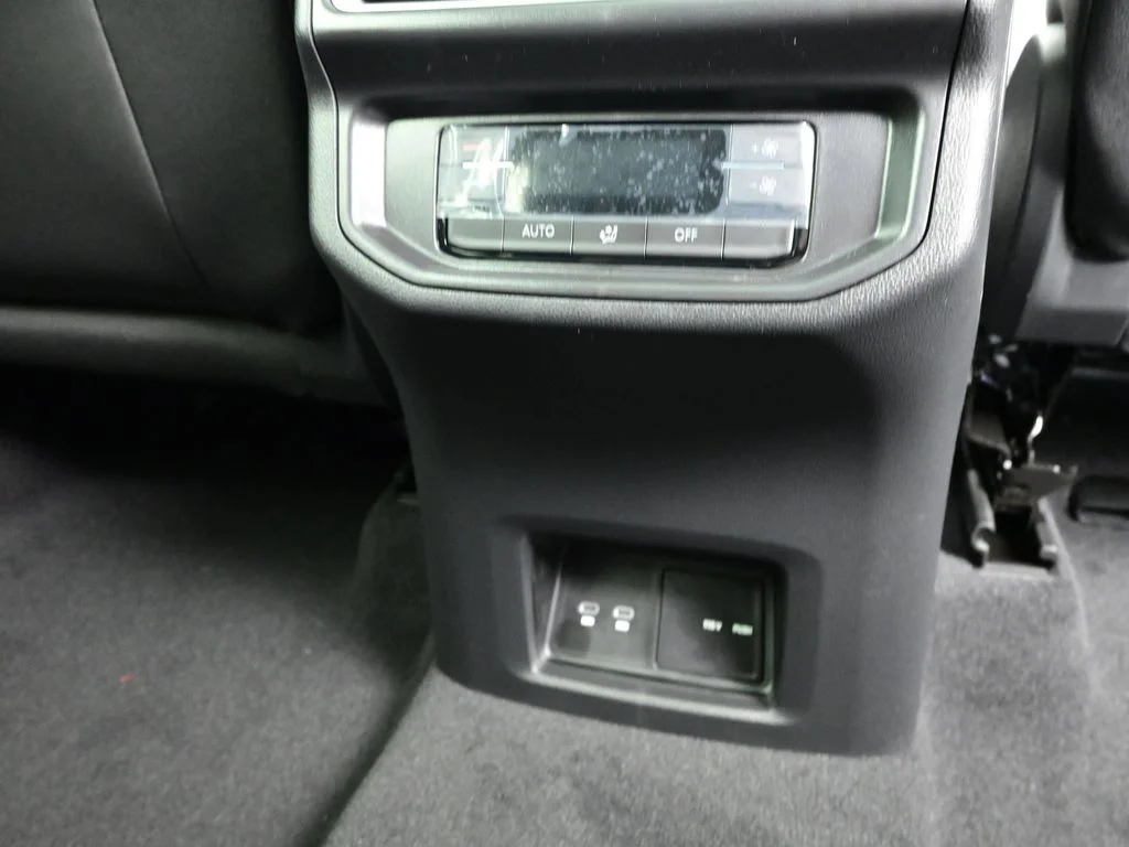 Used 2026  Volkswagen 2.0T SE w/Technology image 11