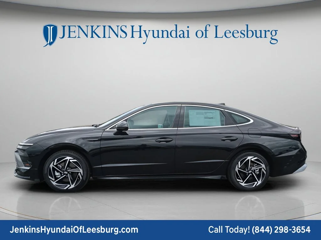 Used 2024 Black Hyundai SEL image 13