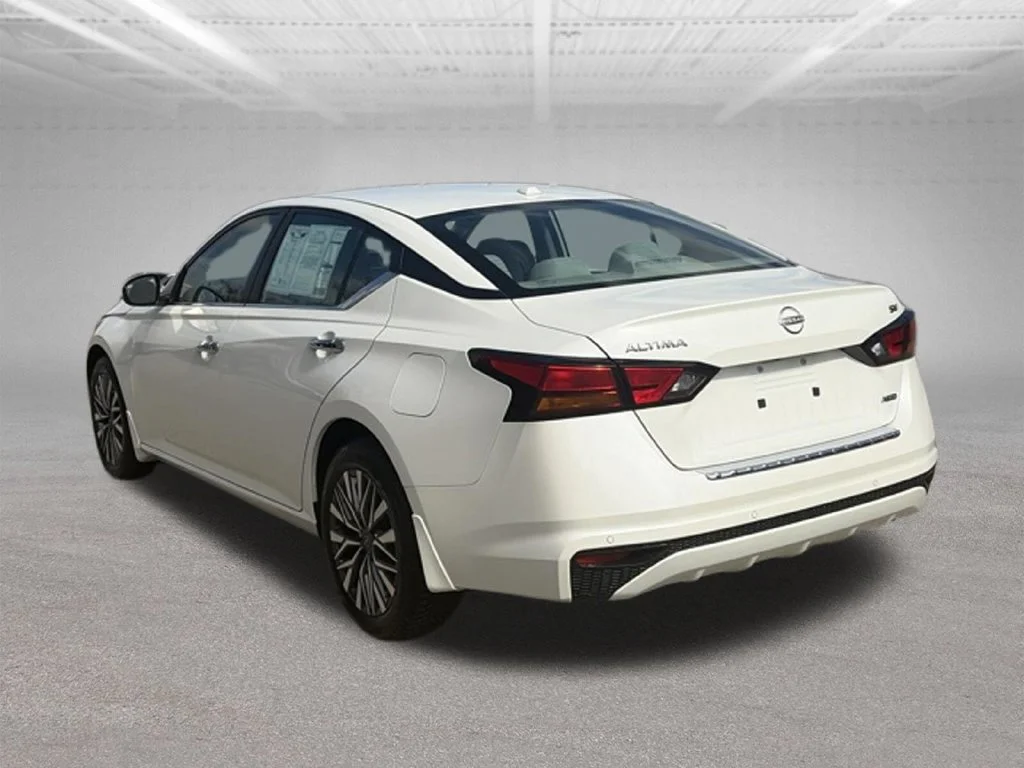 Used 2023 White Nissan 2.5 SV image 3