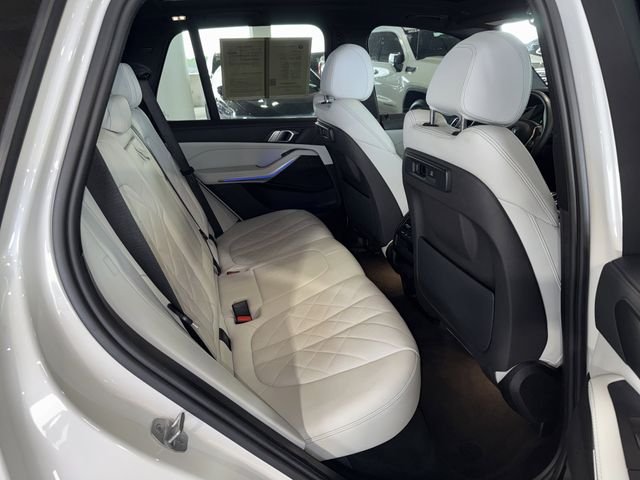 Used 2023 White Metallic BMW sDrive40i image 18