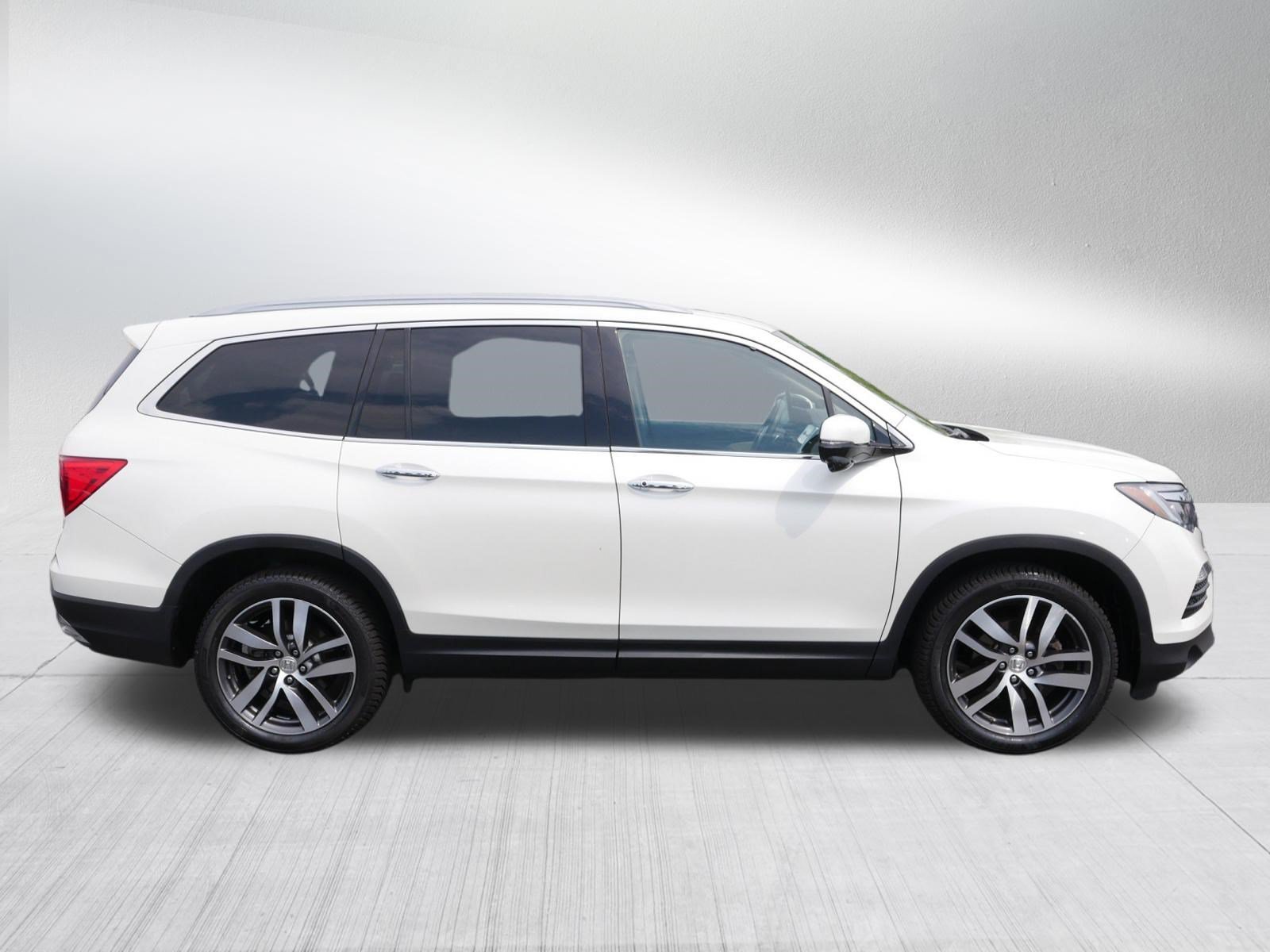 Used 2017 White Diamond Pearl Honda Touring image 8