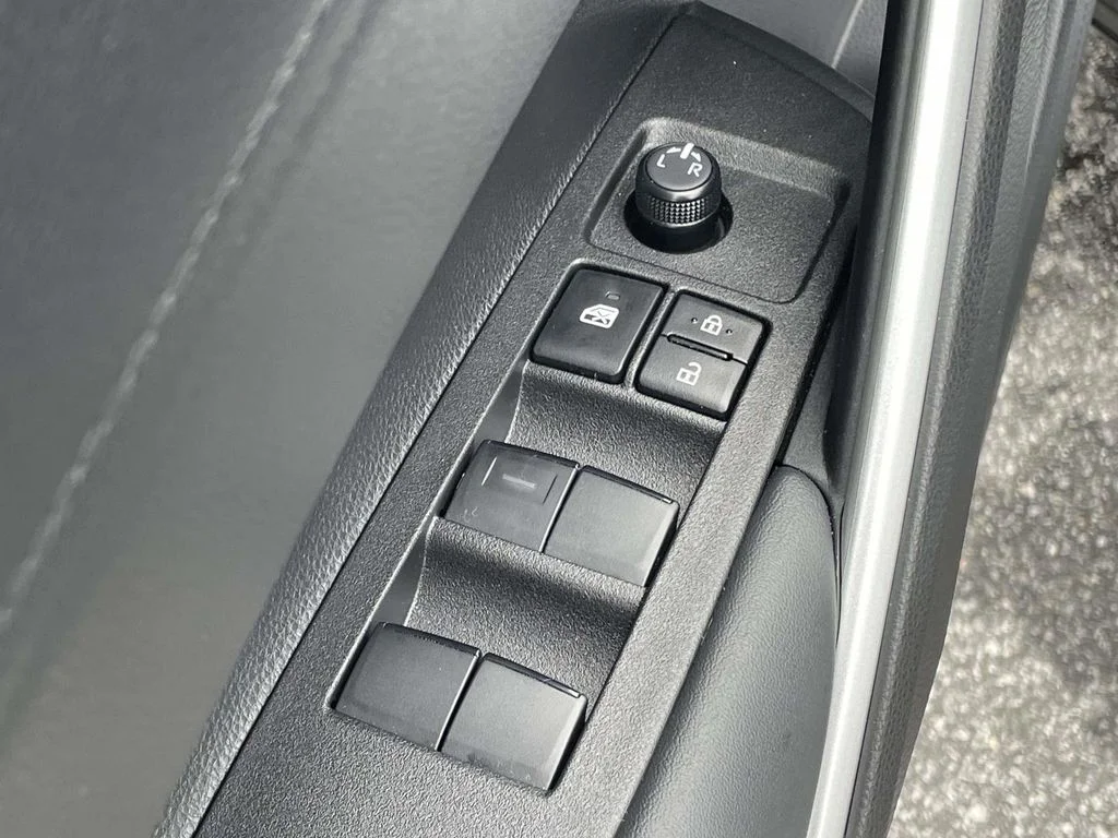 2025 Toyota Corolla Cross LE - Photo 6