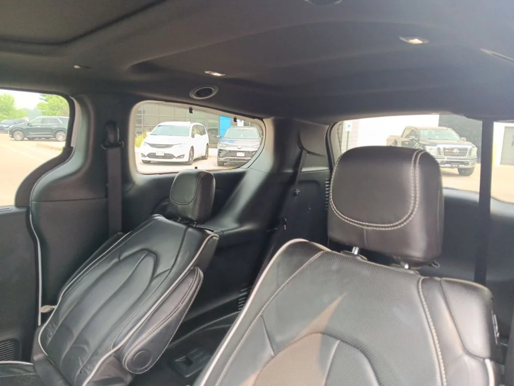 Used 2025 Bright White Clearcoat Chrysler Limited image 31
