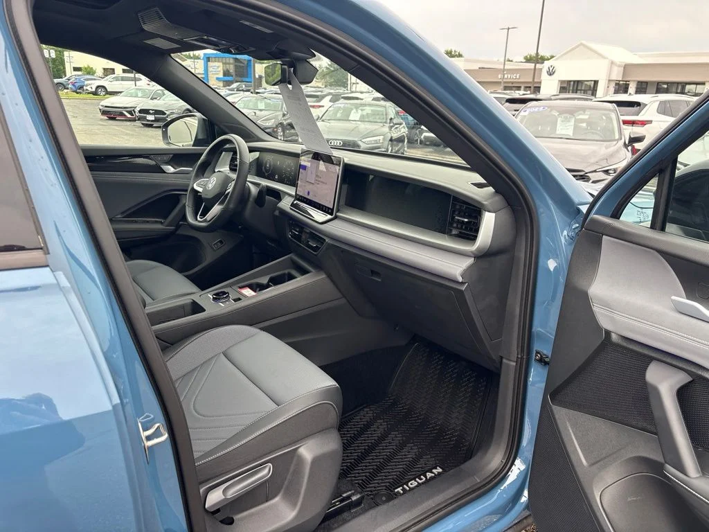 Used 2025 Monterey Blue Pearl Volkswagen 2.0T SE R-Line Black image 33