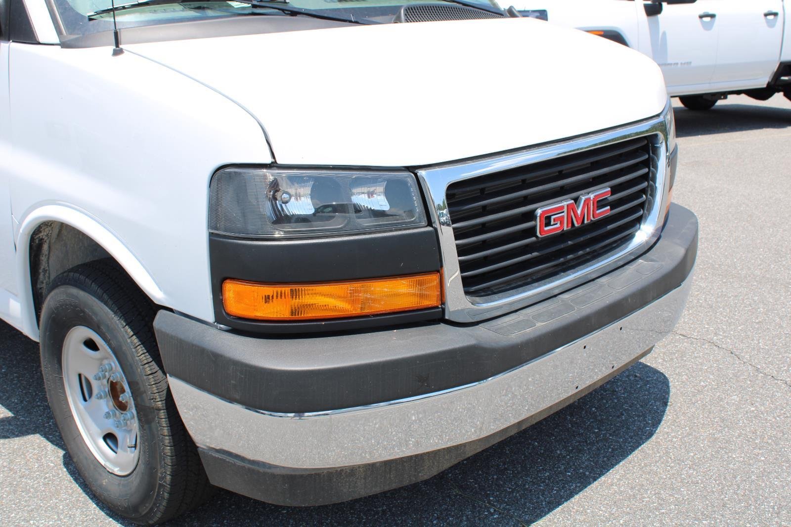 New 2025 Summit White GMC 1WT image 5