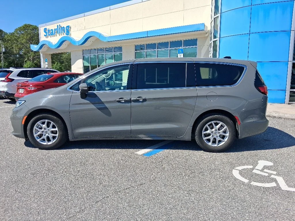 Used 2023 White Chrysler Touring L image 7
