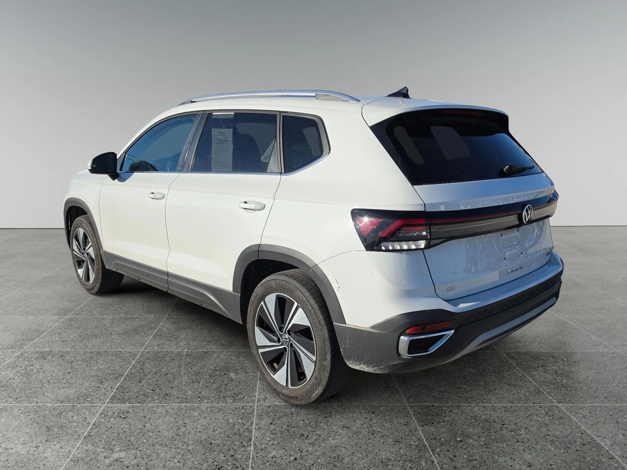 Used 2025 Pure White Volkswagen SE image 4