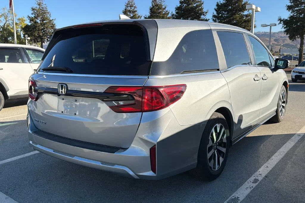 Used 2025 Solar Silver Metallic Honda EX-L image 5