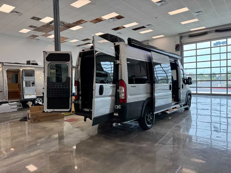 New 2027 BRIGHT SILVER METALLIC AIRSTREAM  image 4