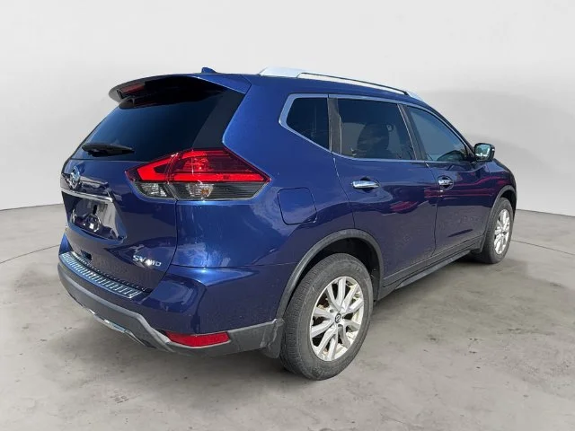 Used 2017 Blue Nissan SV image 3